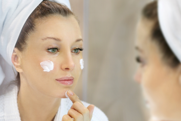 La routine anti-âge incontournable : 5 étapes pour une peau ferme, lumineuse et pleine d’éclat